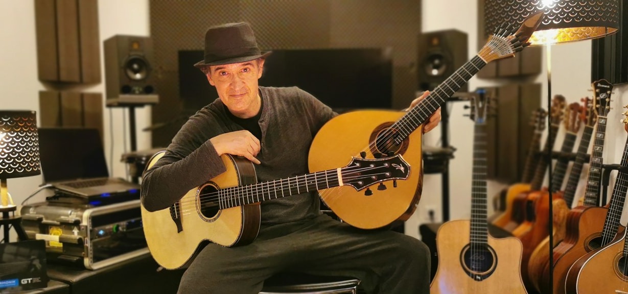 João Cuña no estúdio, com guitarra acústica e guitarra portuguesa